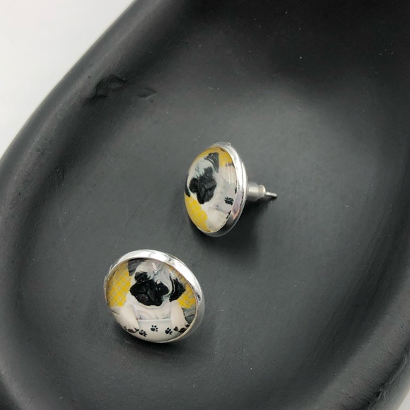 Adorable Pug Stud Earrings New - Picture 2 of 2